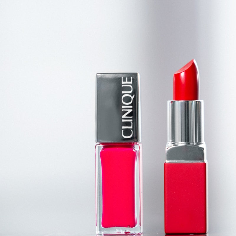 Volumising lip gloss with collagen and capsaicin tingle.