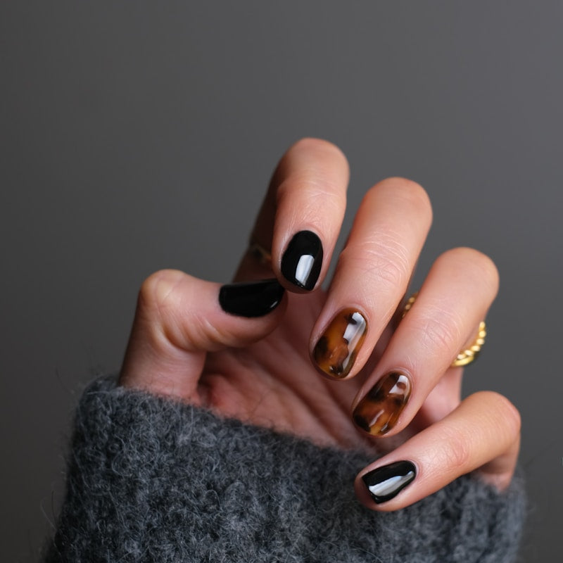 20 sheets of water-transfer nail art decals.